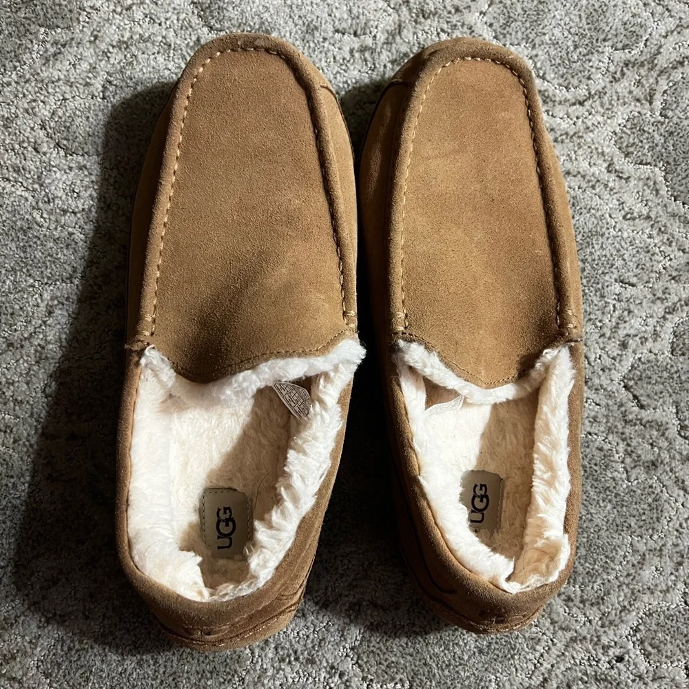 Ugg slippers - Picture 1 of 3